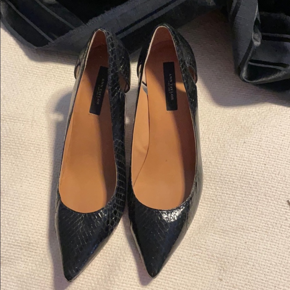 Black snakeskin pattern heels